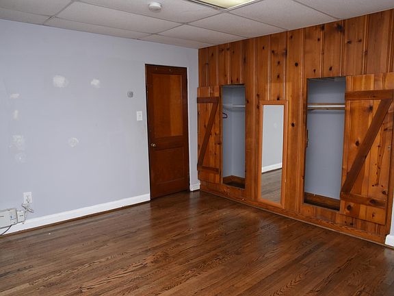 9 and 1/2 foot closet easy to convert to walk in Closet. Beautiful Oak floors and solid wood doors. Walls will be painted. The Blue in the closet is a Photographic Discrepancy.