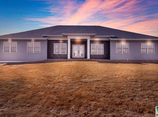 1105 S Falcon Ct, Hinton, IA 51024