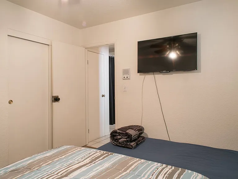 1505 Hialeah Dr — Photo 30