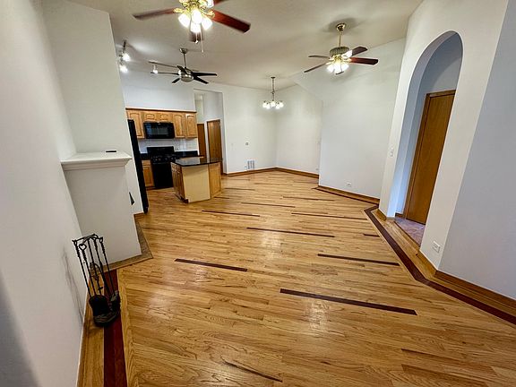 2nd image of 1000 N Wood St #1