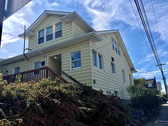 Upper unit windows that overlook the Cascade mountains