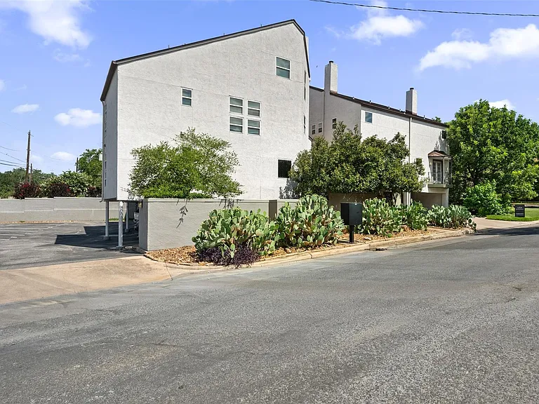 1500 Woodlawn Blvd #304 — Photo 31