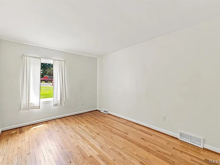 980 Sandhurst Rd — Photo 47