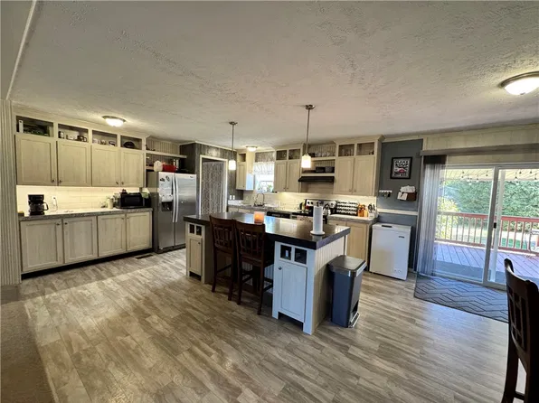 305 S Front St, Kansas, IL 61933