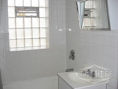 3rd image of 4031 N Kenmore Ave APT 304