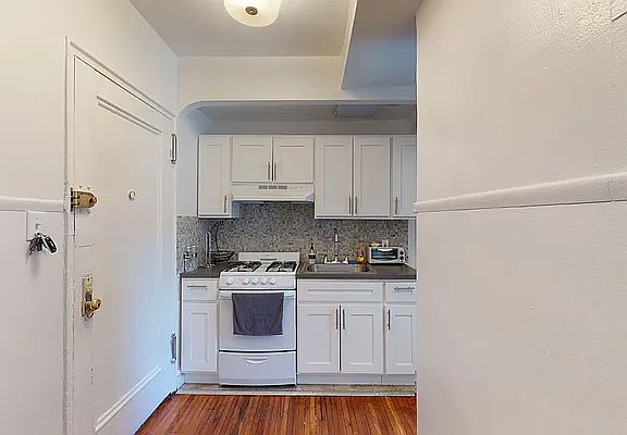 3rd image of 2195 E 22nd St APT 1G