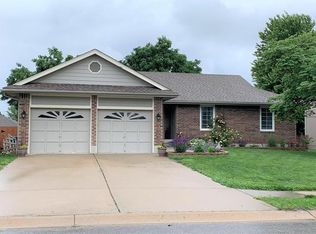 601 NE Ridge Creek Dr, Blue Springs, MO 64014