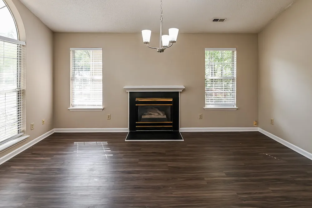 3 bed, 2.0 bath, 1370 sqft, $1,980 — Photo 4