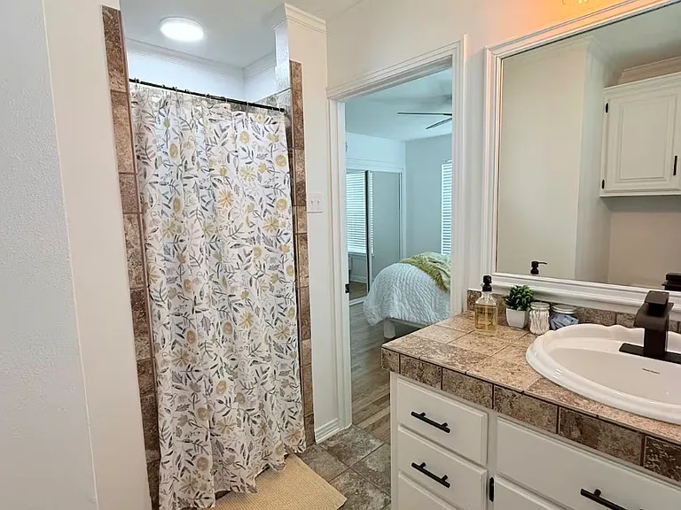 2216 Crestwood Dr — Photo 3