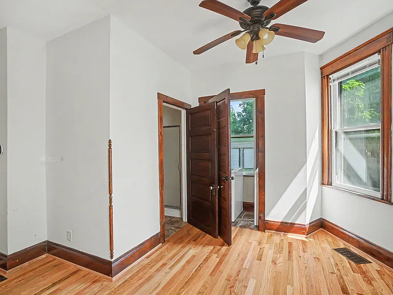 2428 Robertson Ave — Photo 13