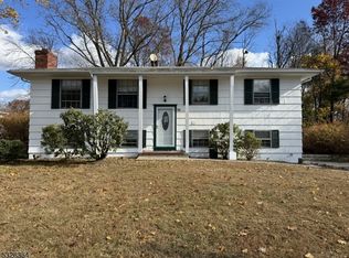 22 Overlook Dr, Oak Ridge, NJ 07438