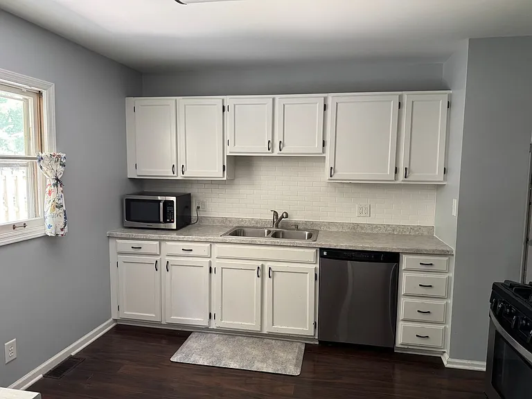 209 W Royal Dr — Photo 4