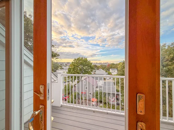 32 Clemons St APT 3, South Portland, ME 04106