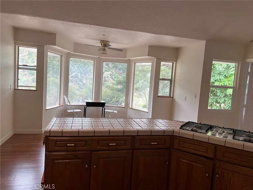 4 bed, 2.5 bath, 2500 sqft, $4,800 — Photo 3