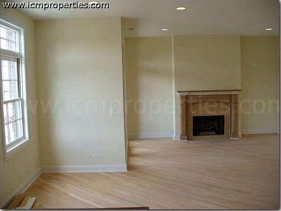 3rd image of 2927 N Southport Ave #2J