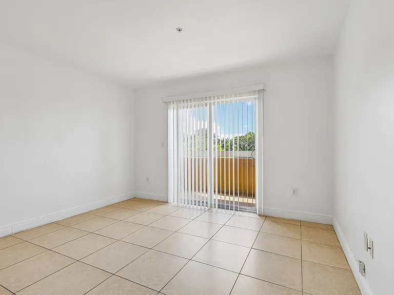 The Oaks Condominium — Photo 38