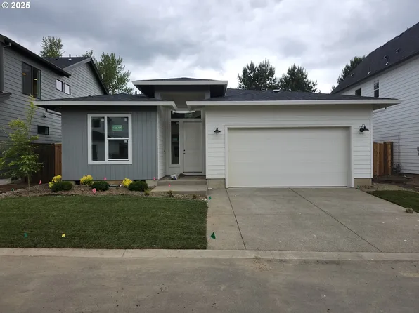 3025 Olympic St #30, Woodburn, OR 97071