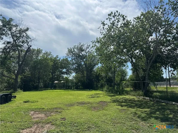 652 Flores St, Seguin, TX 78155