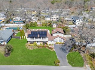 15 Welbourn Ln, Coram, NY 11727