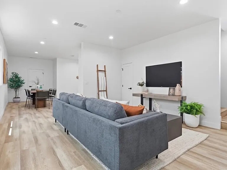 4421 Phelan Ave — Photo 5