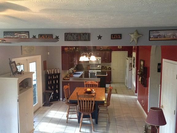 Breakfast Nook 12x13
						:
						Overlooks a 12 x12 screened in porch