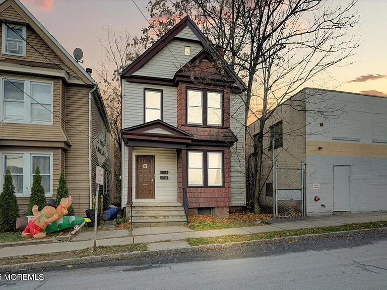 81 Holmes St — Photo 1