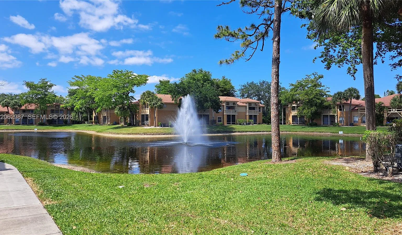 Palm Lake Condo — Photo 1