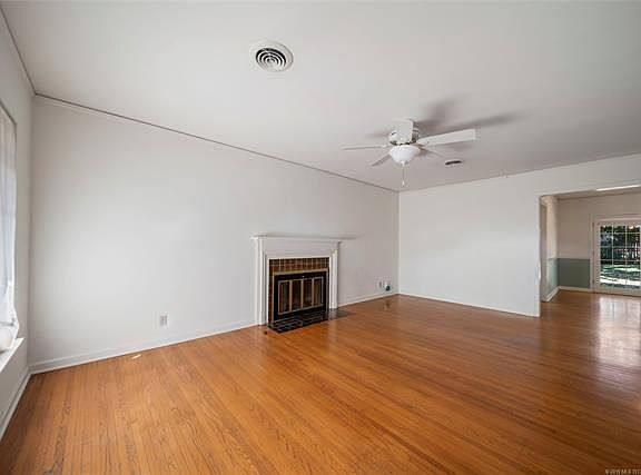 Fireplace with gas logs