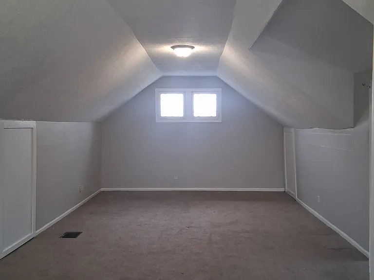 1521 Kenton St — Photo 9