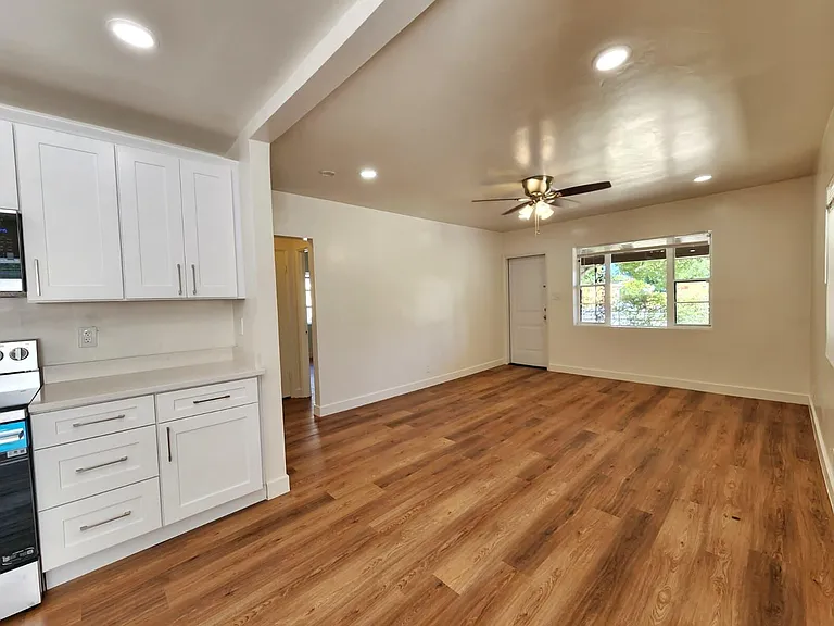 617 NE 8th Ave — Photo 8