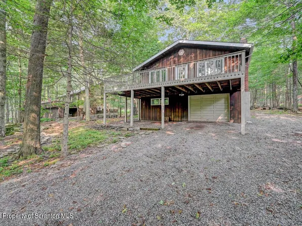 96 Lake Dr E, Gouldsboro, PA 18424