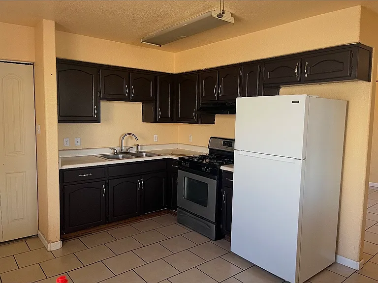 1473 W 9th Pl — Photo 2