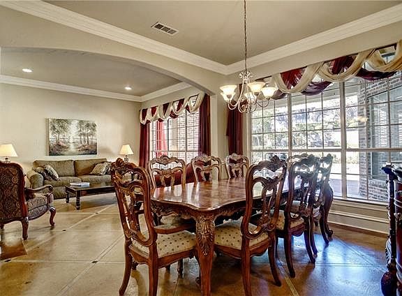 3rd image of 706 Lakeway Dr