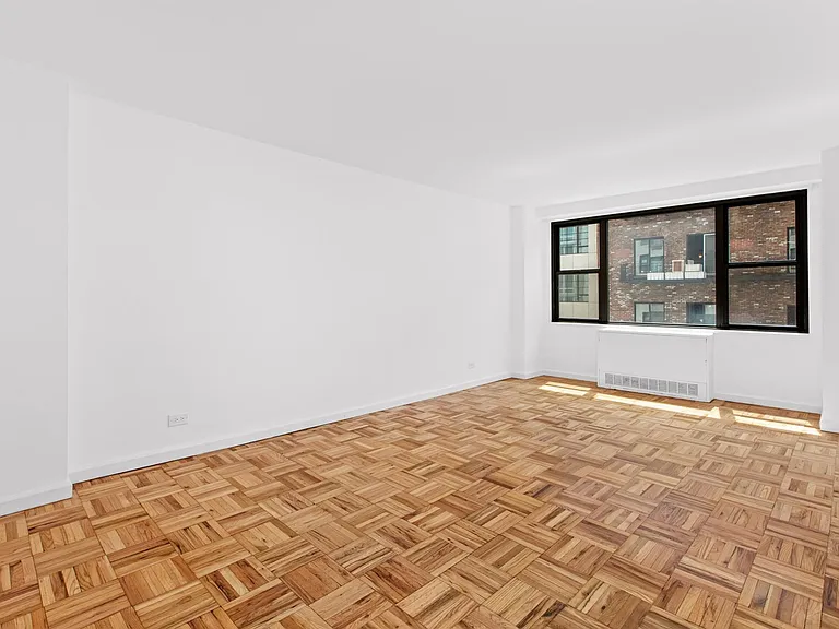 320 E 23rd St #4H — Photo 3