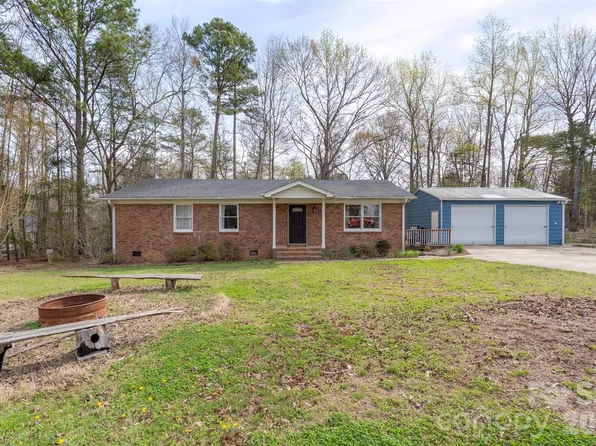 1122 Pine Knot Ct, Clover, SC 29710