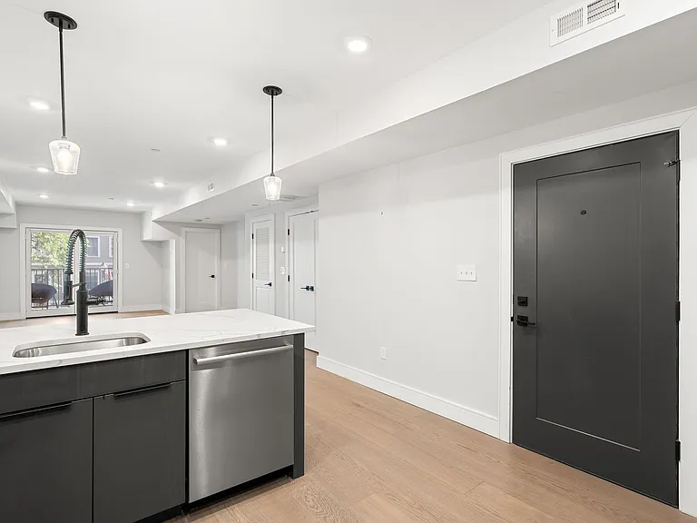 321 W Broadway #1 — Photo 4