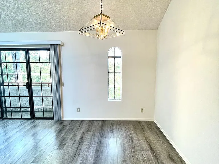 10737 La Grange Ave — Photo 4