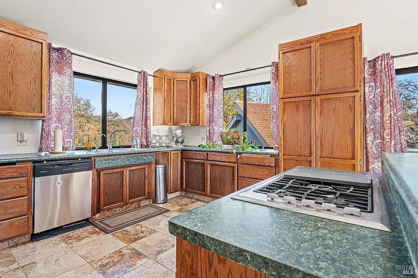 5 bed, 3100 sqft, $3,500 — Photo 2