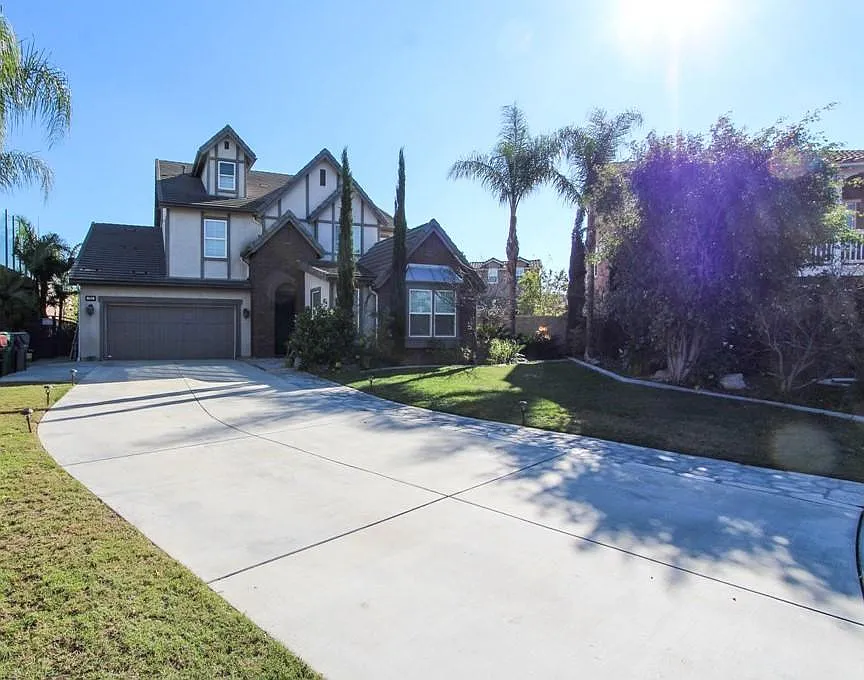 700 W Pepper Tree Ln — Photo 1