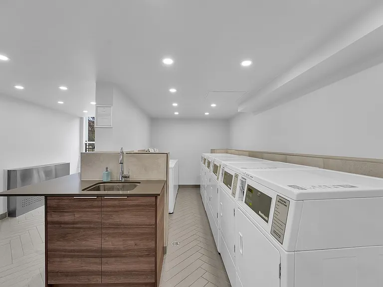 1005 Jervis St — Photo 18