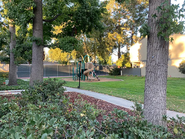 Cherrythorne Ln — Photo 1