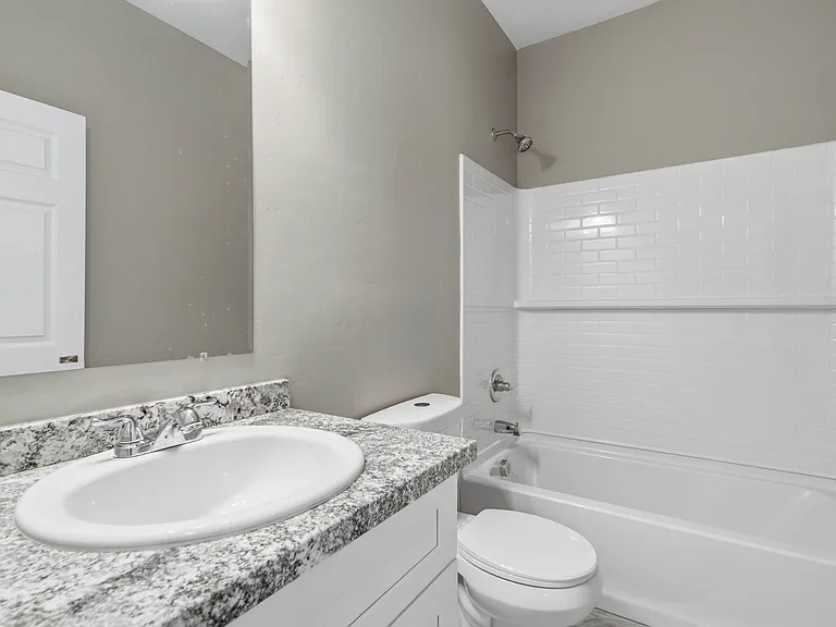 944 W 34th St — Photo 9