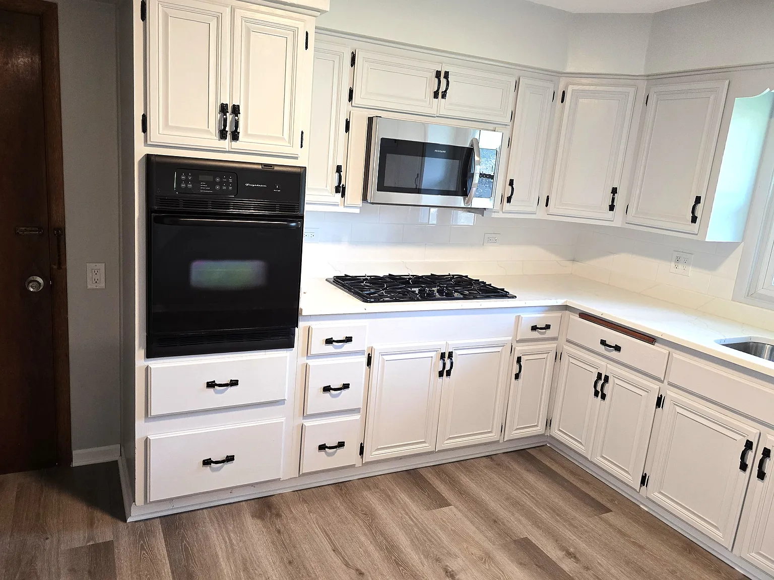 3 bed, 1.5 bath, 1800 sqft, $2,050 — Photo 2