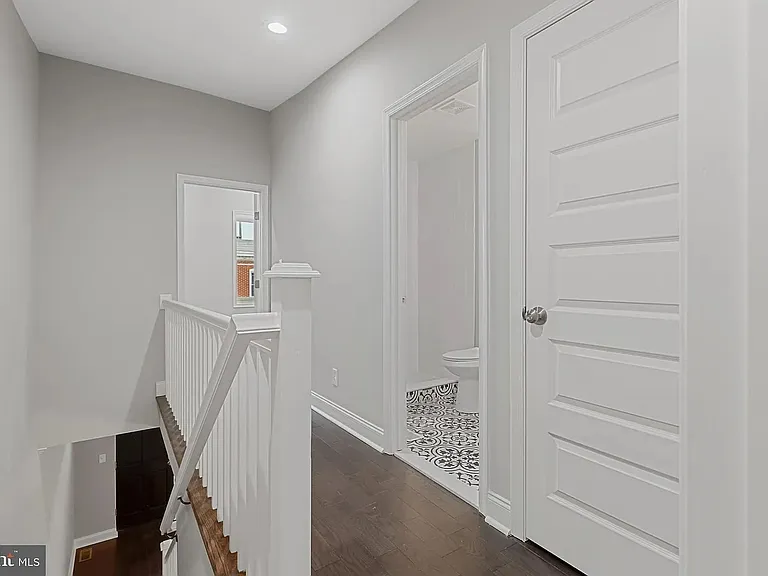42 E Heath St — Photo 16