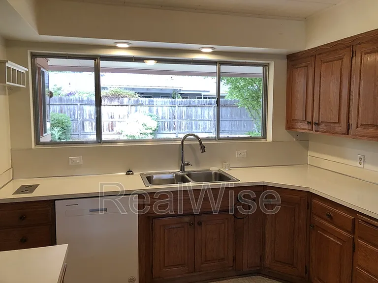 710 NW Midland Ave — Photo 11