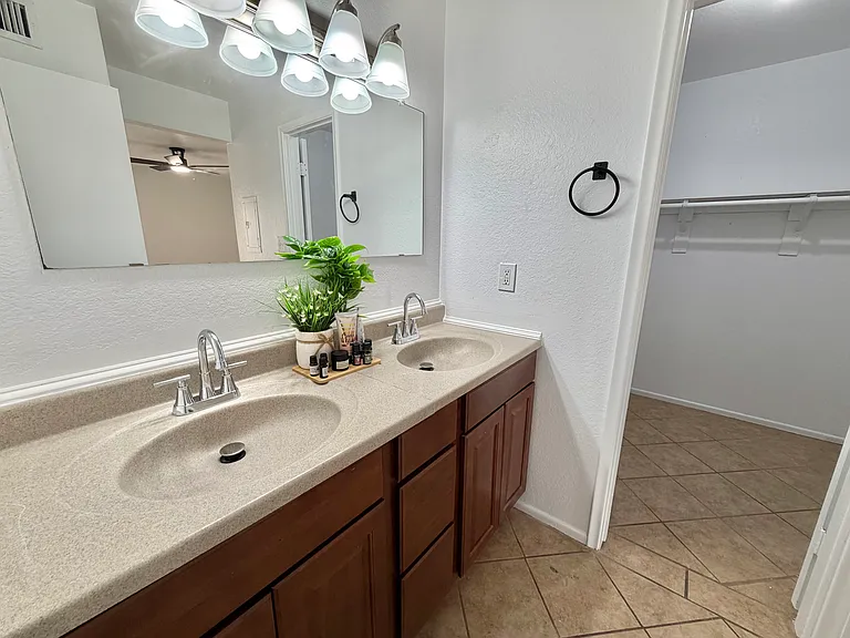 765 N Arrowhead Dr #2 — Photo 23