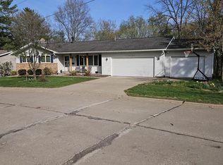 914 32nd Avenue Ct, Moline, IL 61265