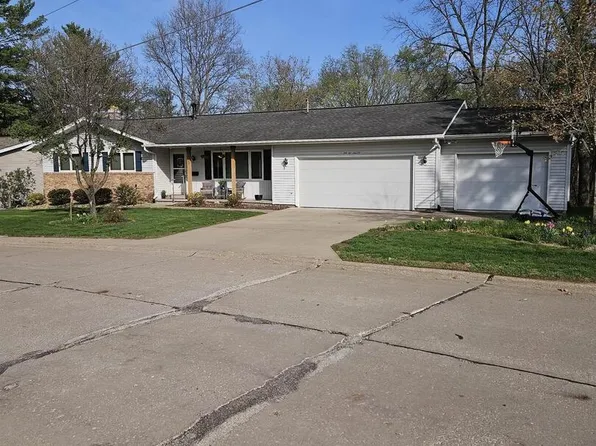 914 32nd Avenue Ct, Moline, IL 61265