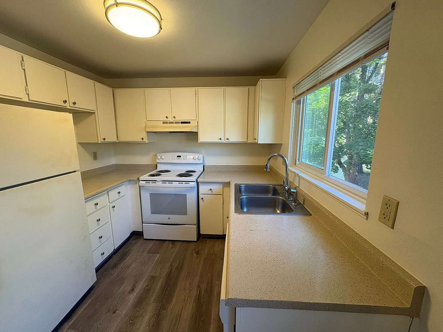 Jamestowne Plaza Apartments — Photo 4