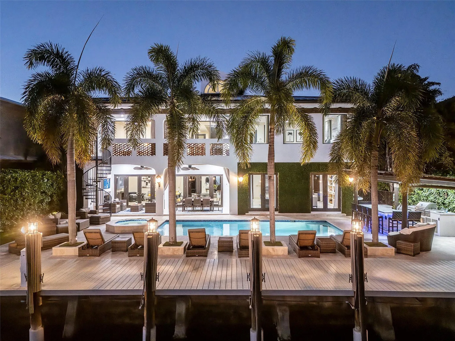 7 bed, 6.5 bath, 4484 sqft, $45,000 — Photo 3